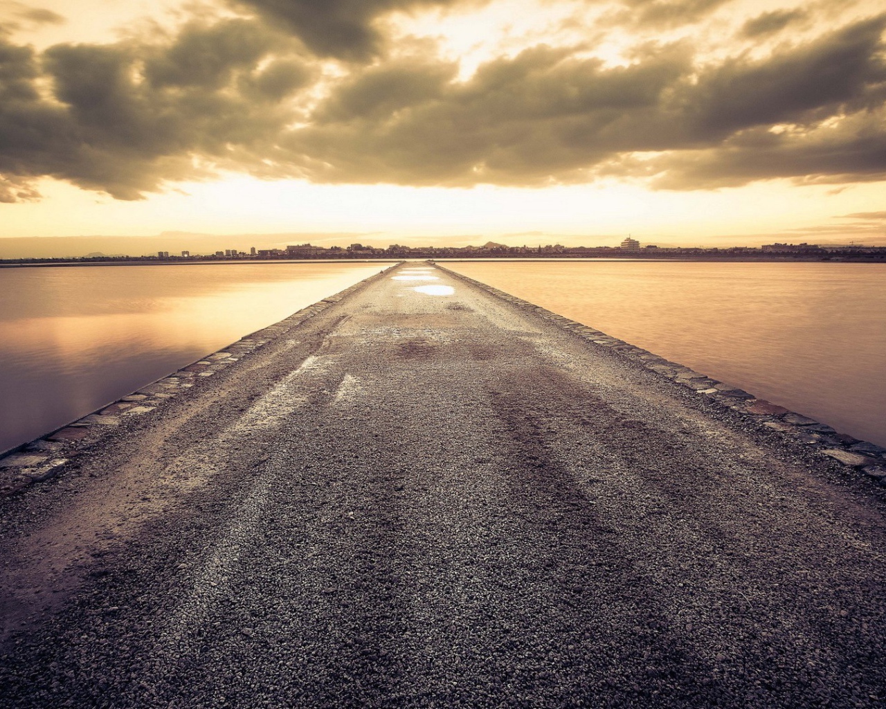 Дорога среди воды