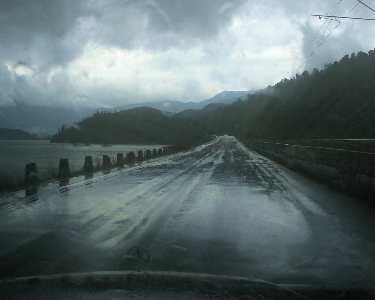 Дорога у моря во время дождя