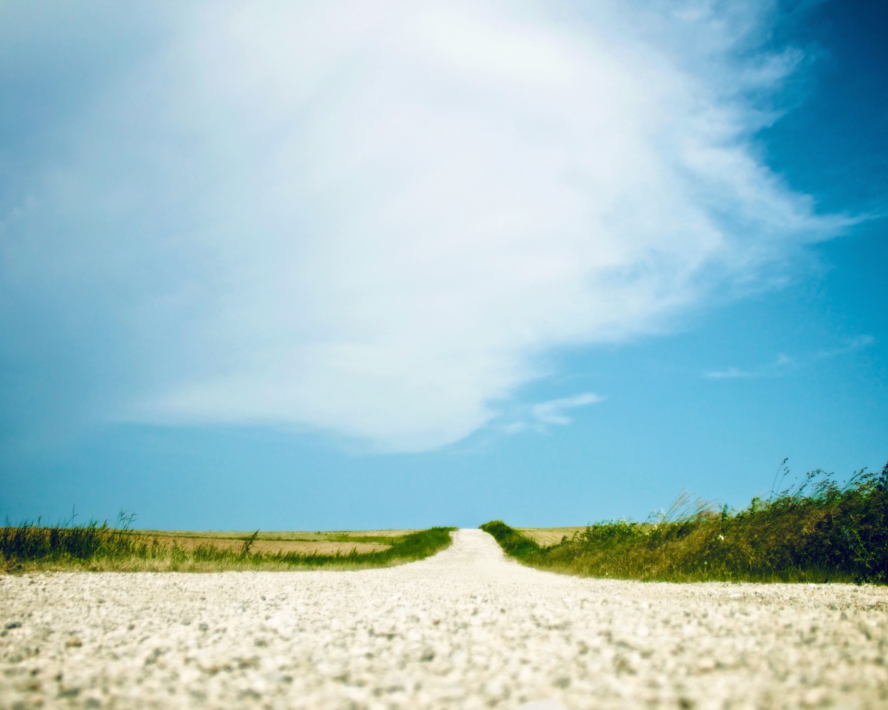 Дорога из белой гальки