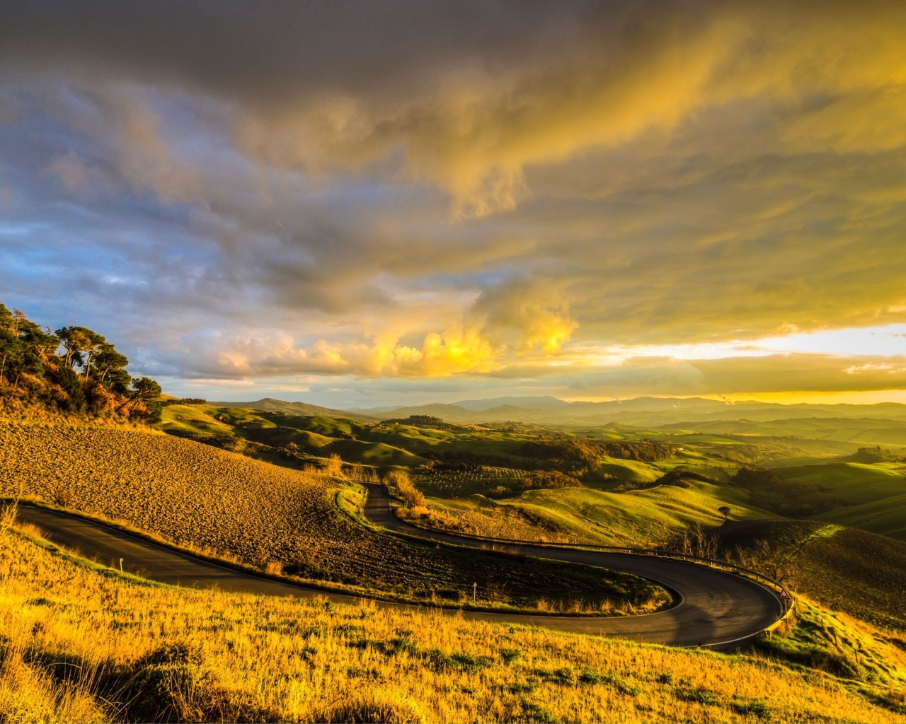 Дорога среди холмов