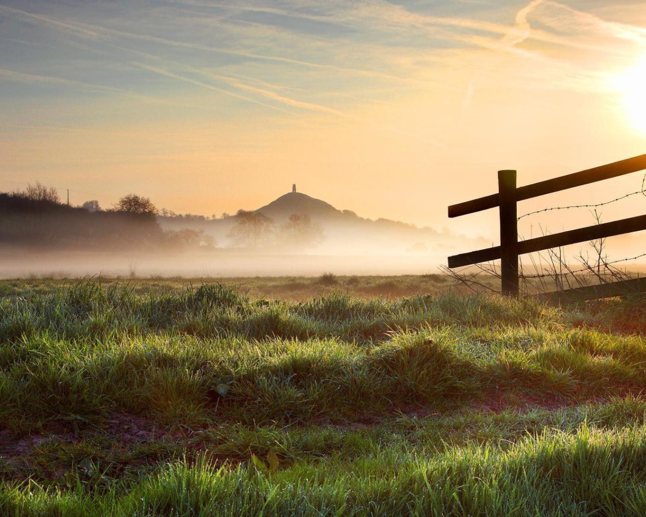 Солнце рассеивает утренний туман на ферме