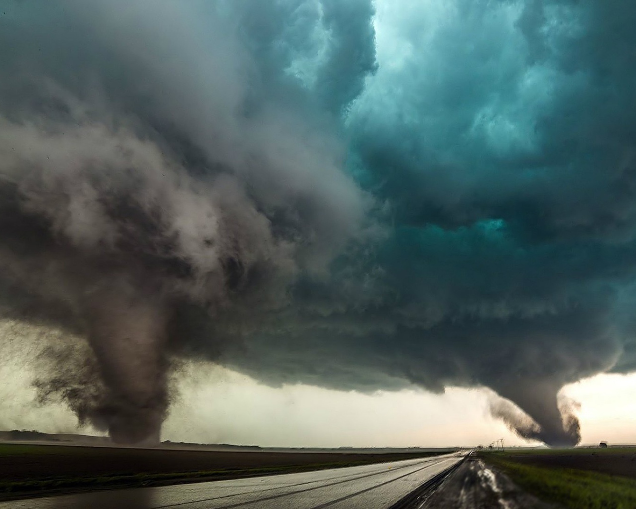 Два мощных торнадо