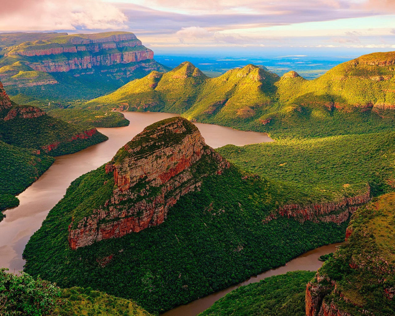 Покрытые зеленью скалы каньона