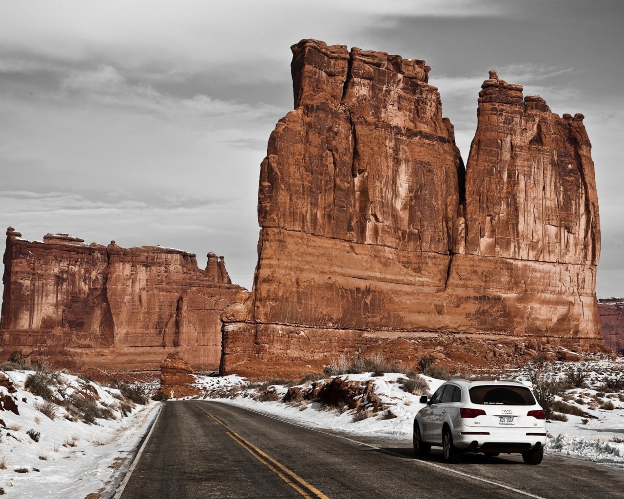 Вертикальная коричневая скала у дороги