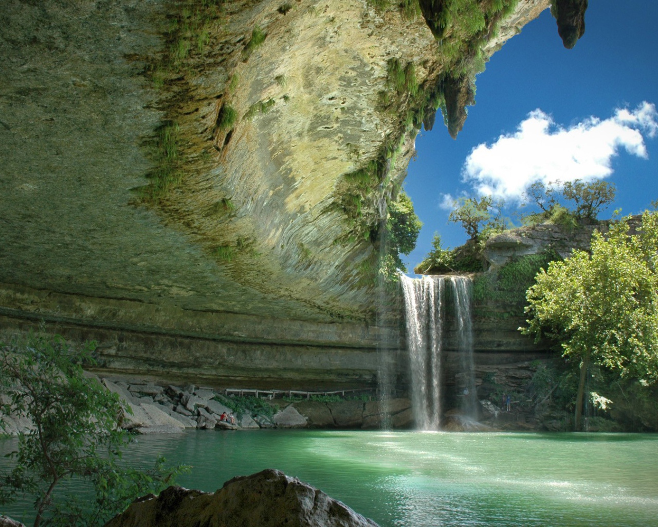 Водопад и озеро под каменным козырьком