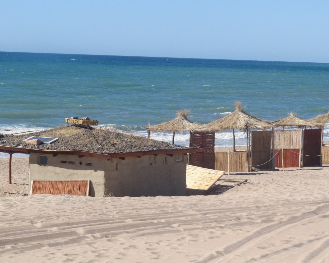 Пляжные домики из тростника