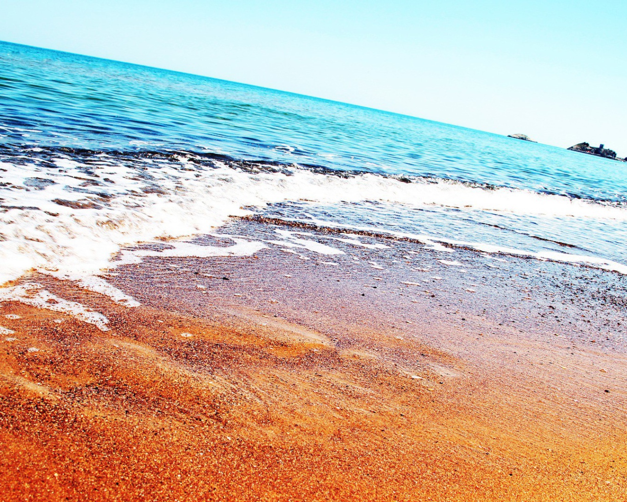 Спокойное голубое море и песчаный пляж