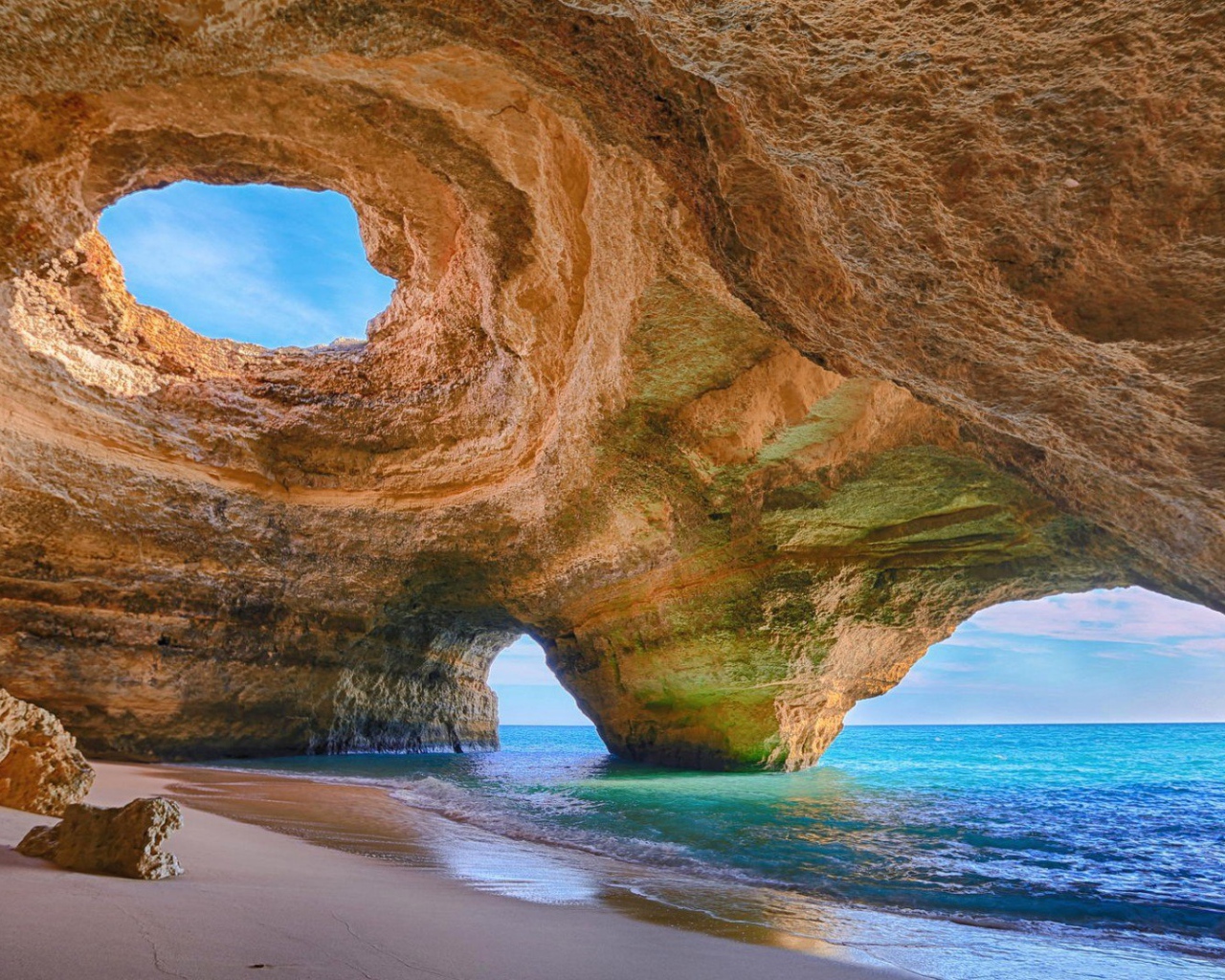Cave Beach в Алгарве, Португалия