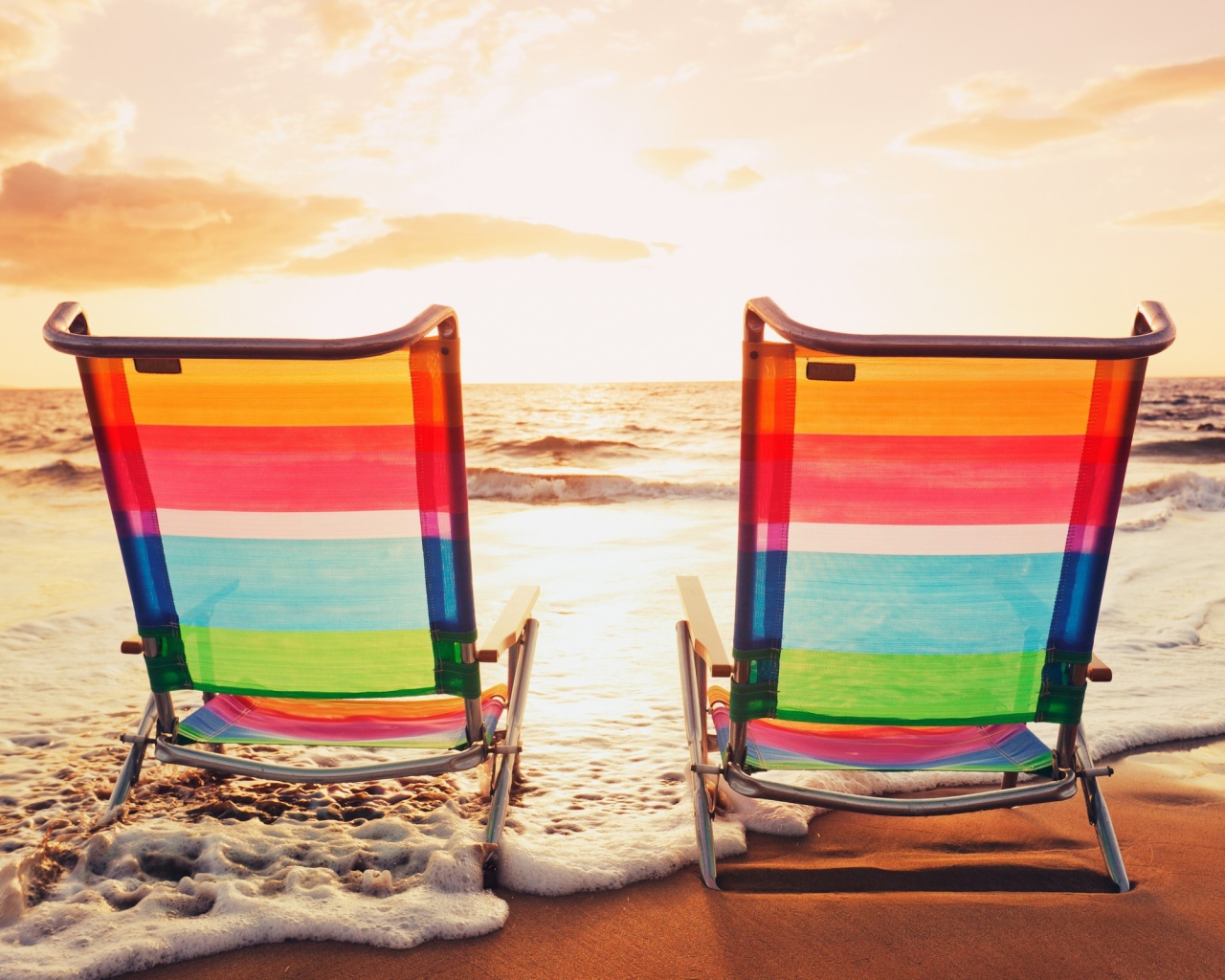 Шезлонги из прозрачного пластика на пляже