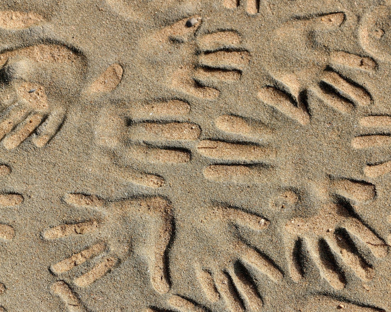 Следы рук на песке