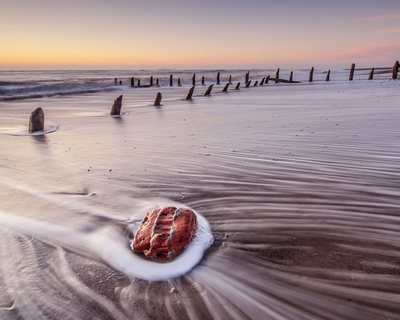 Красный камень на пляже