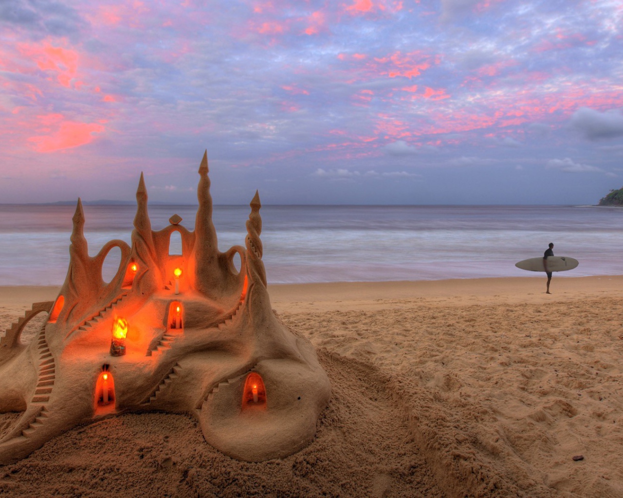 Замок из песка с фонариками