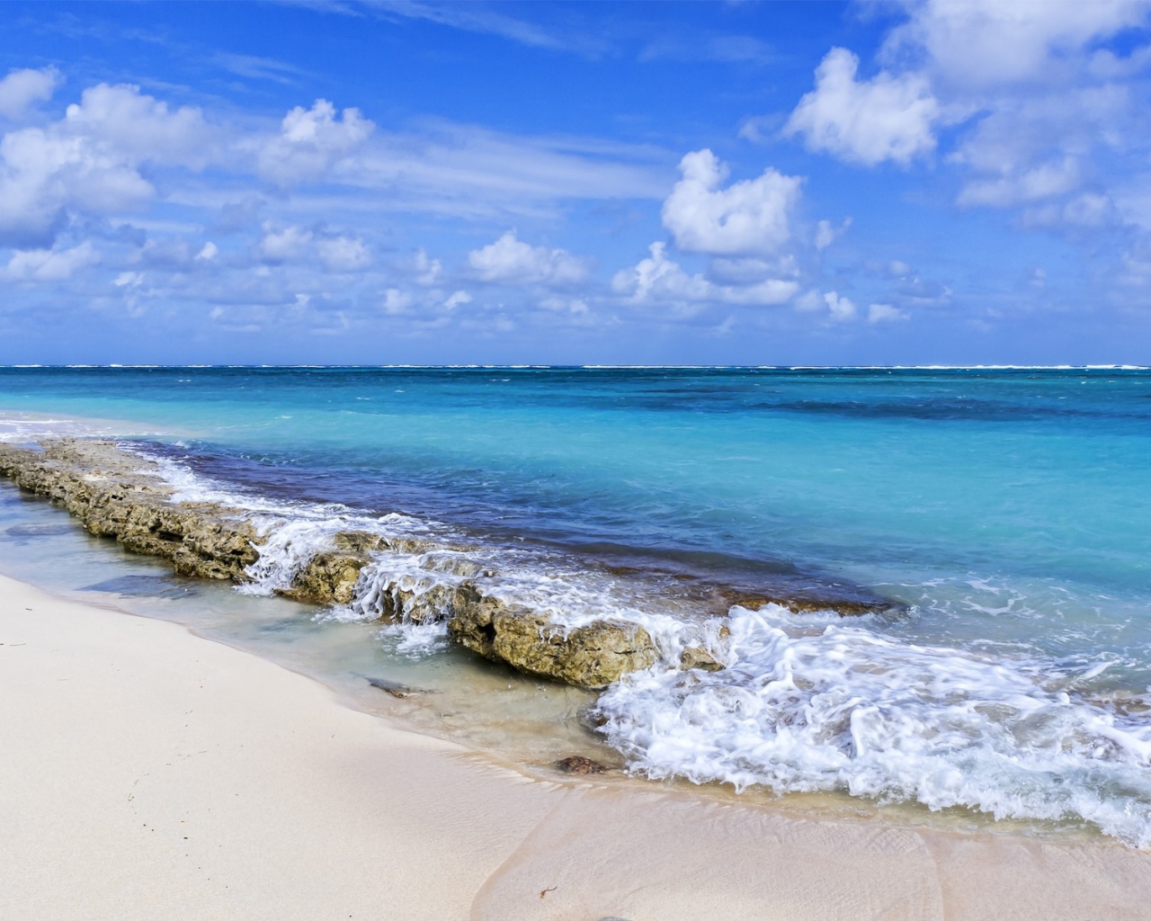 Каменная гряда между морем и пляжем