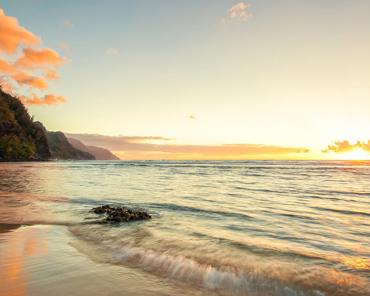 Волны прибоя накатывают на пляж