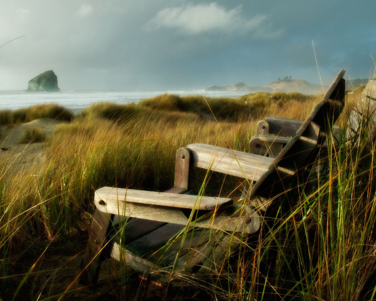 Деревянные кресла на побережье