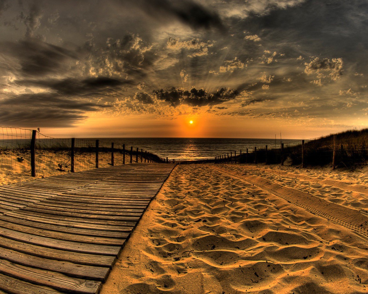 Деревянная дорожка на пляже