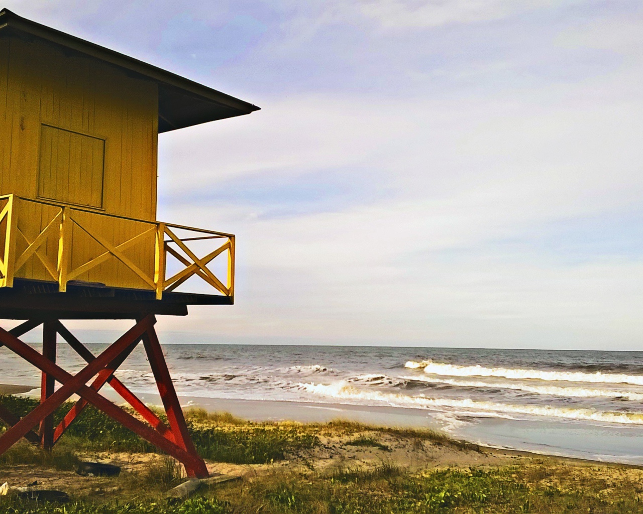Желтая будка смотрителя пляжа