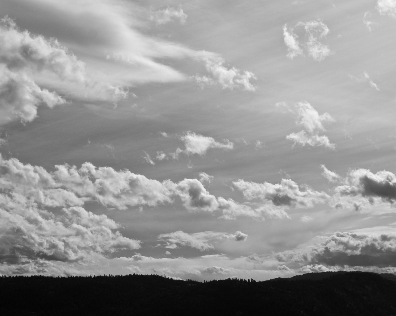 Черно-белое фото облаков