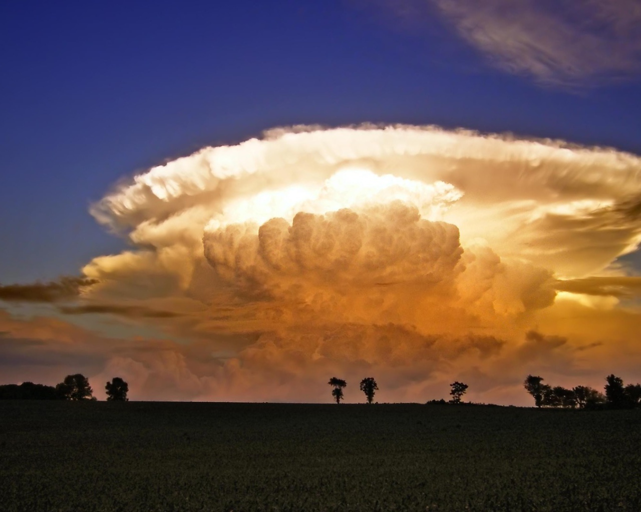 Облако, похожее на мощный взрыв