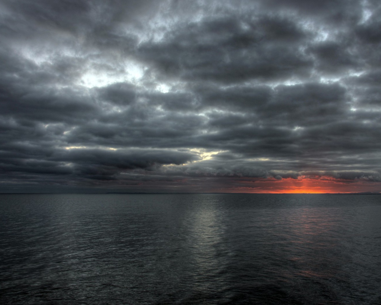 Облака над морем после заката