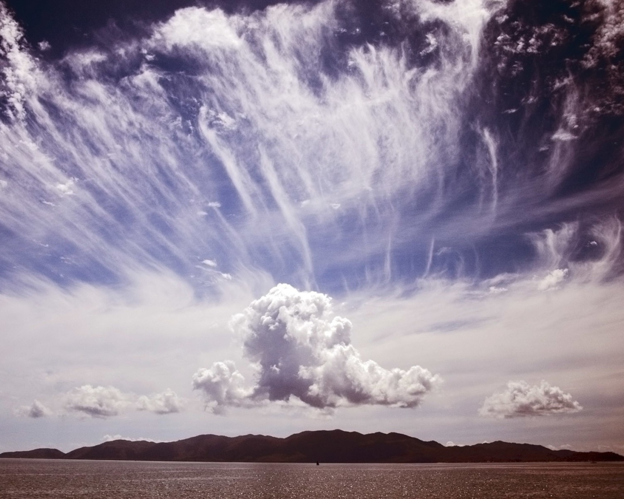 Кучевое облако ниже перистых облаков