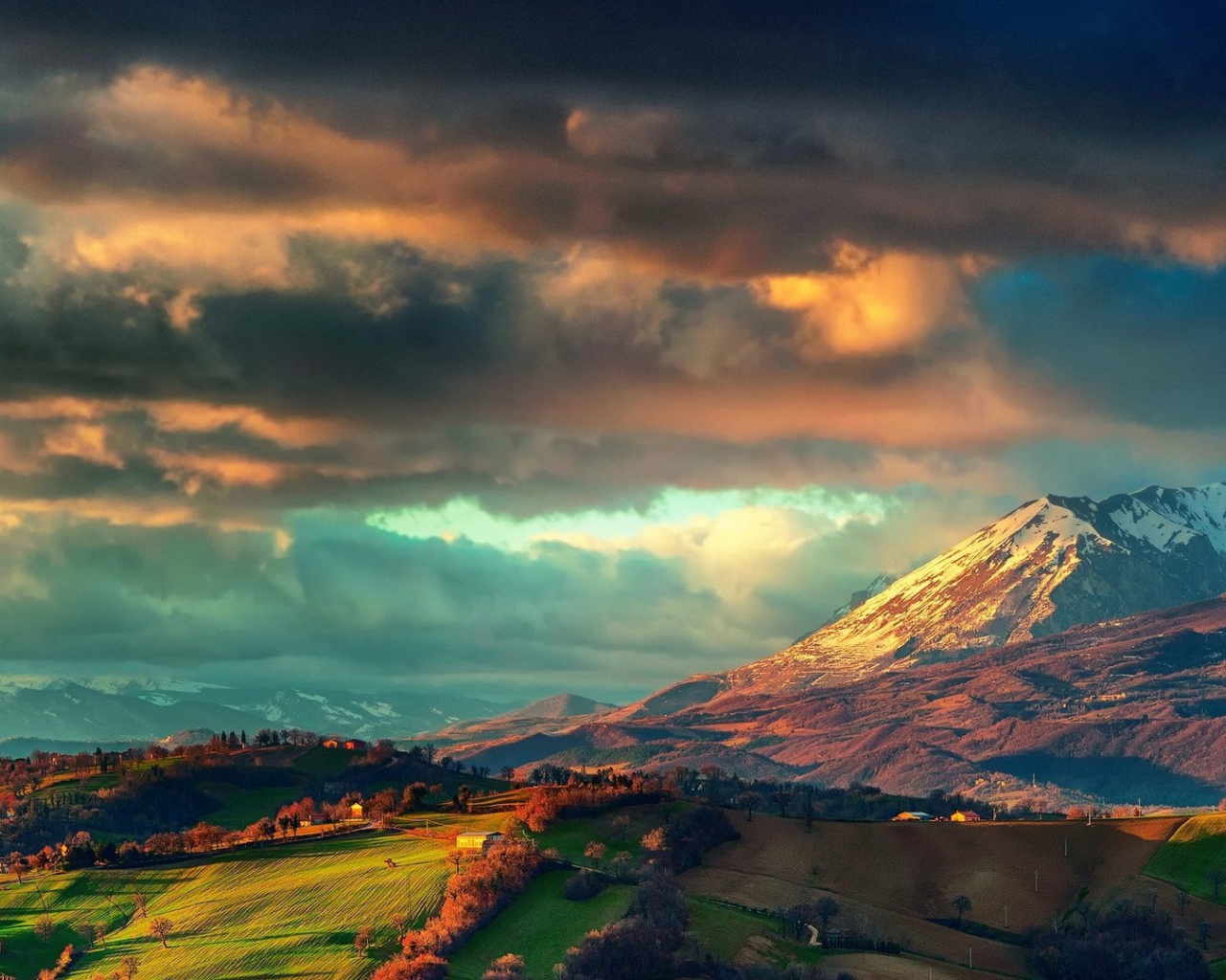 Кучевые облака над сельской местностью среди гор