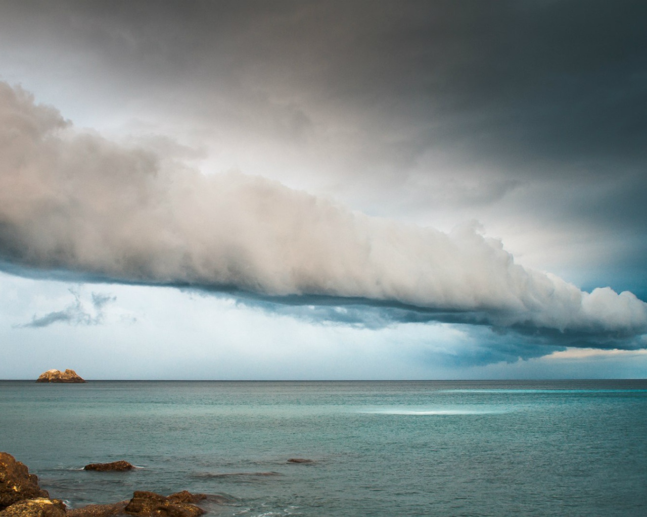 Кучевое облако над морем