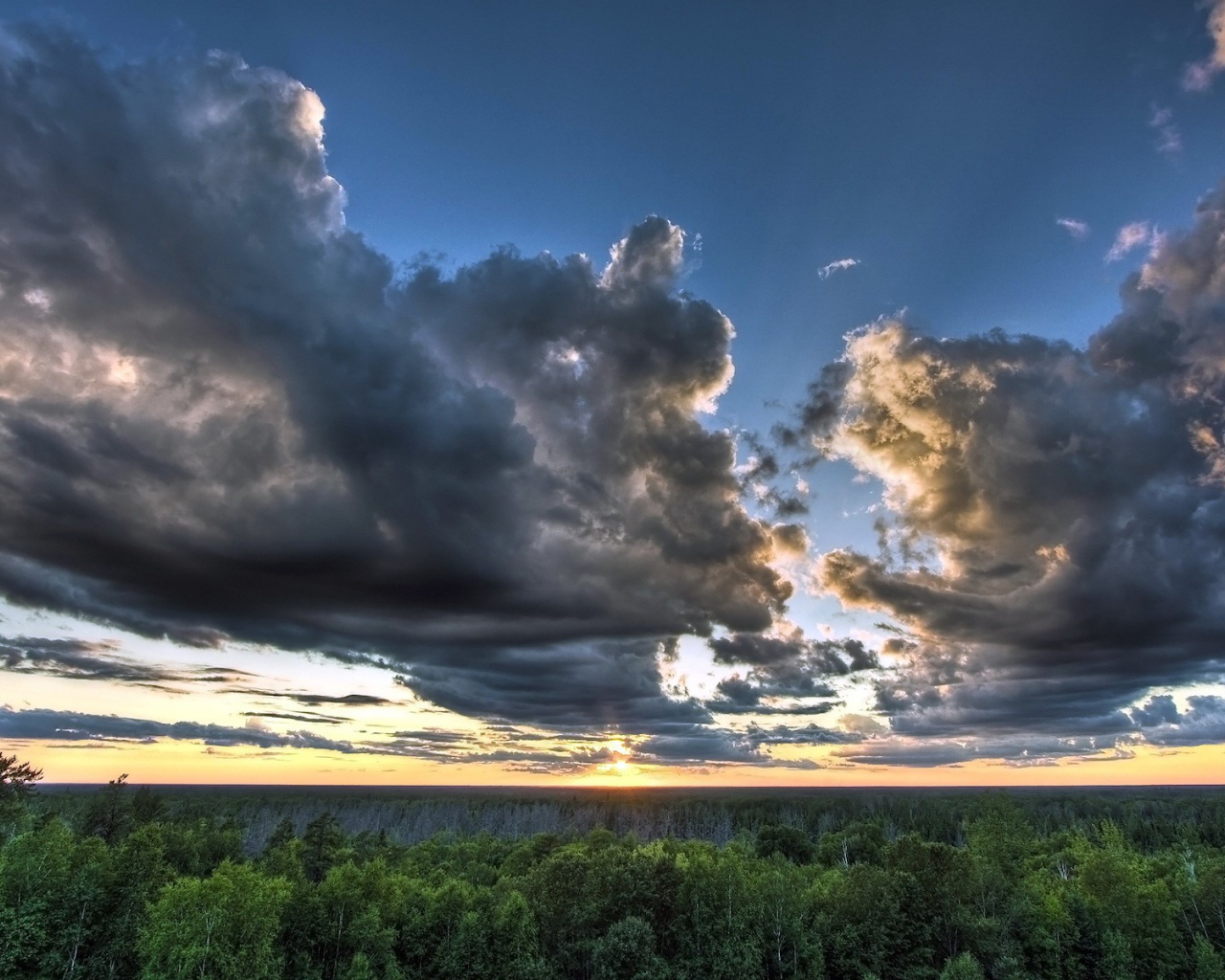 Темные облака на закате