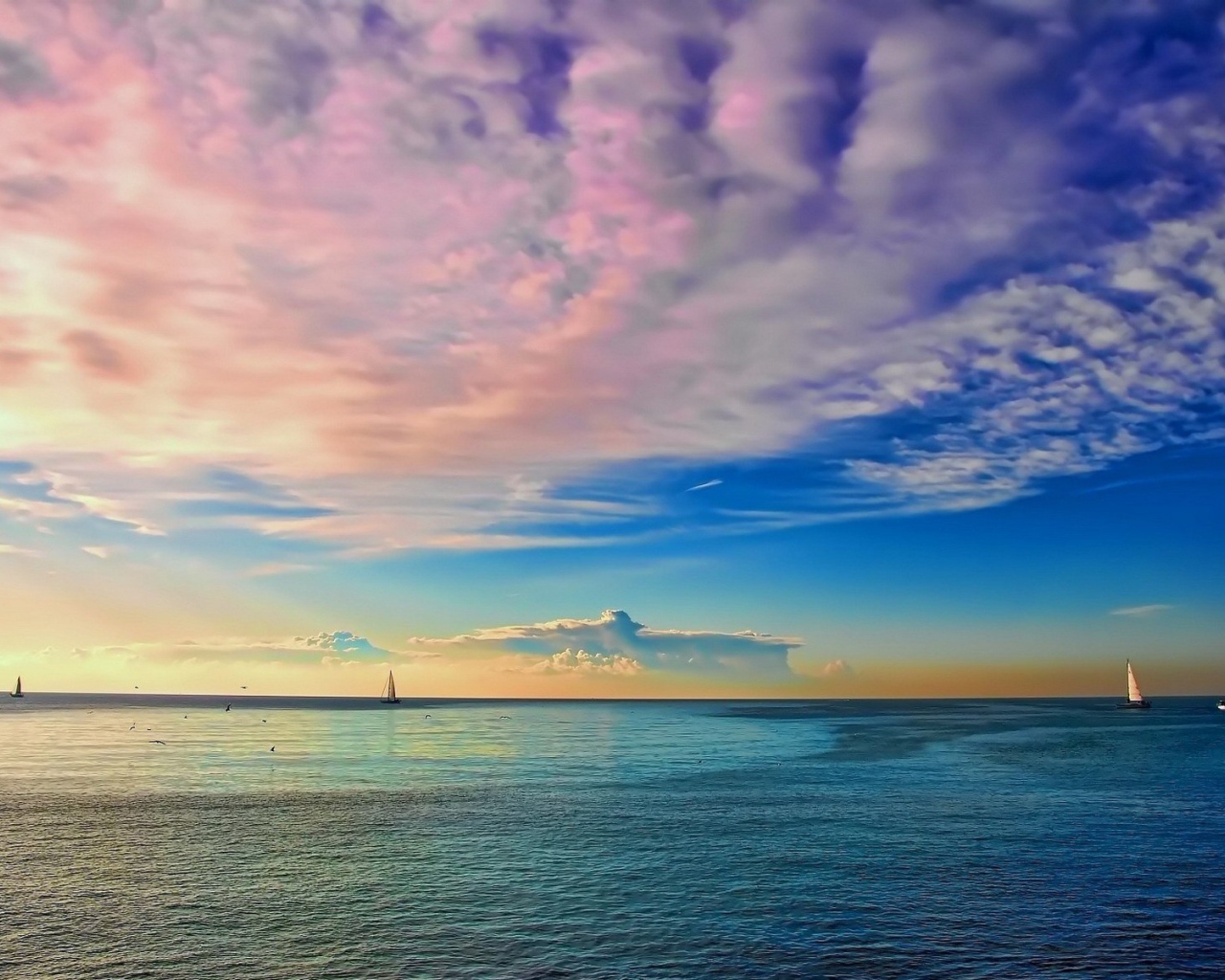 Нежные розовые облака над заливом