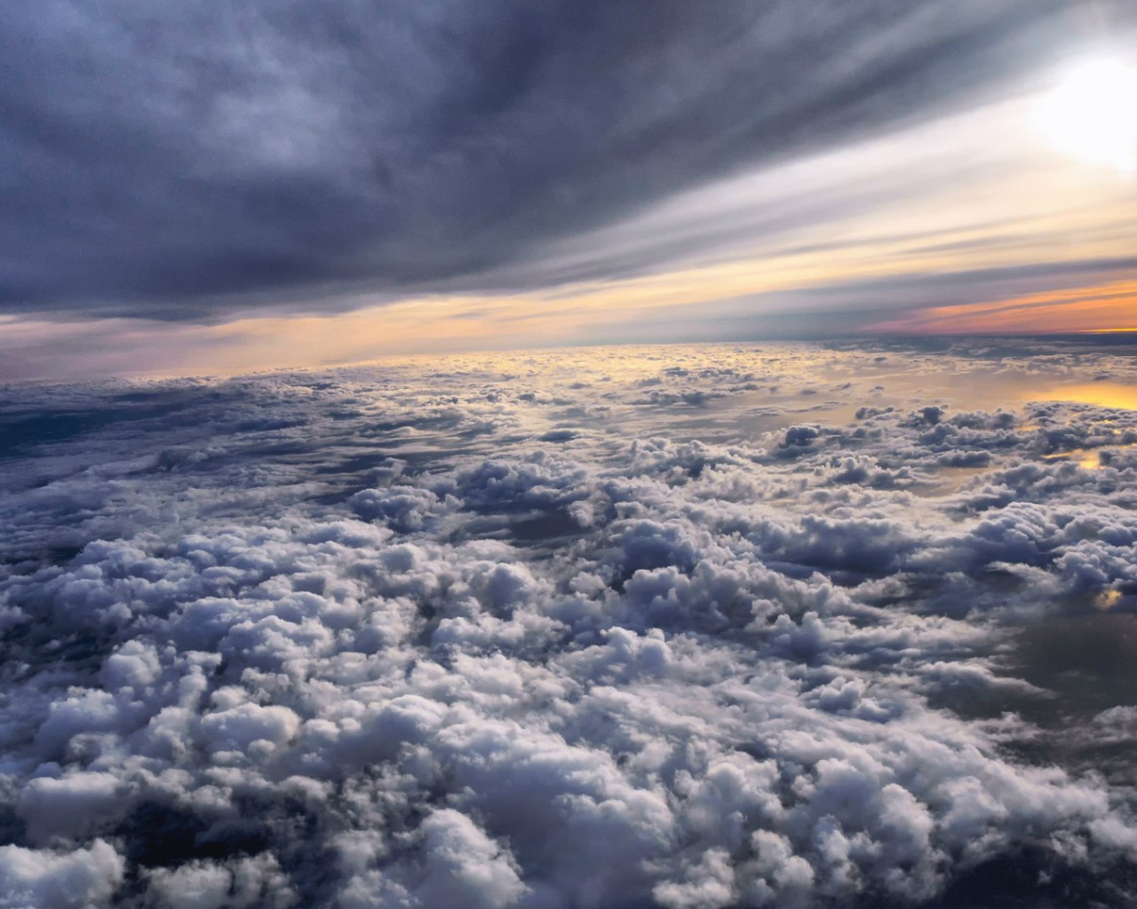 Полет над облаками на закате