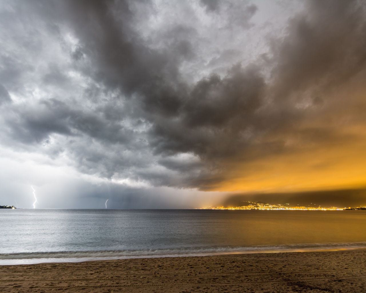 Формирование грозы над заливом