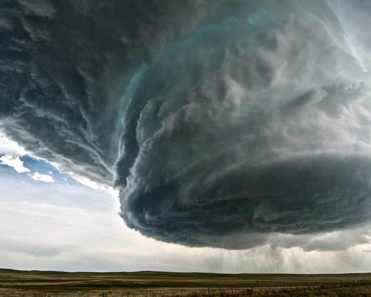 Пугающее грозовое облако