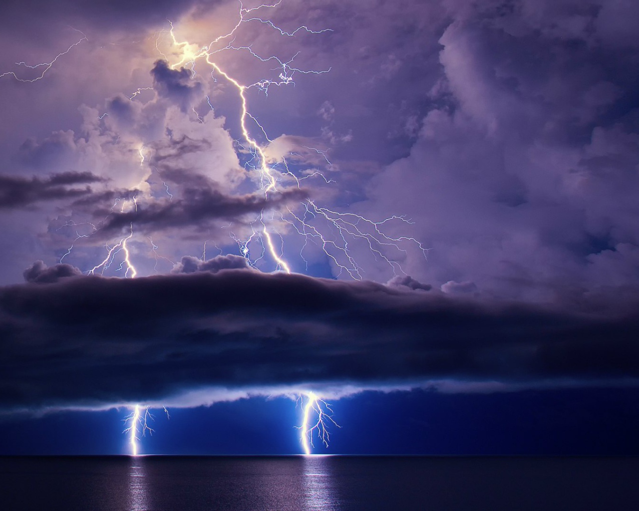 Молнии во время грозы