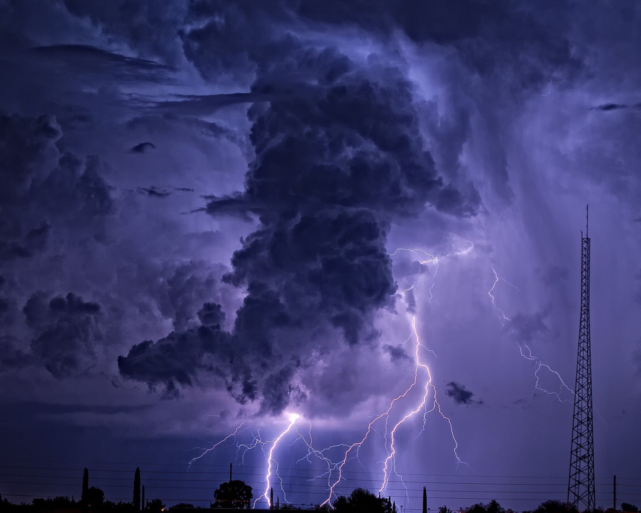 Молнии бьют из облака похожего на цилиндр