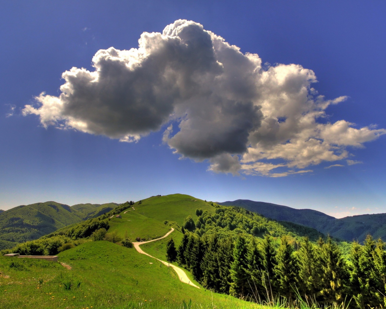 Одинокое облако над холмом