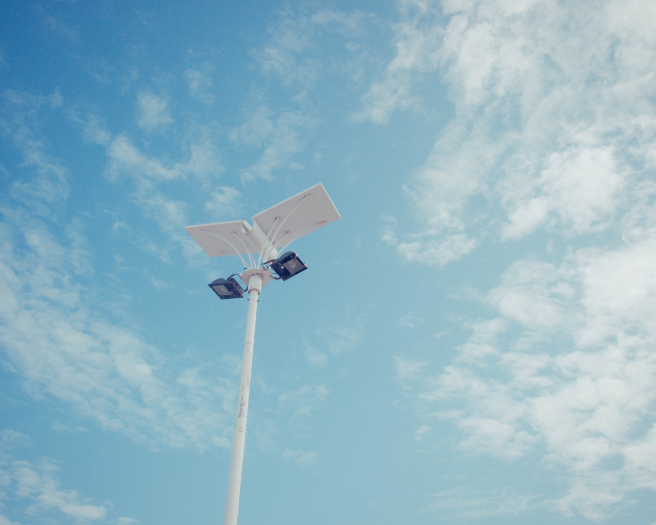 Современный уличный фонарь на фоне неба