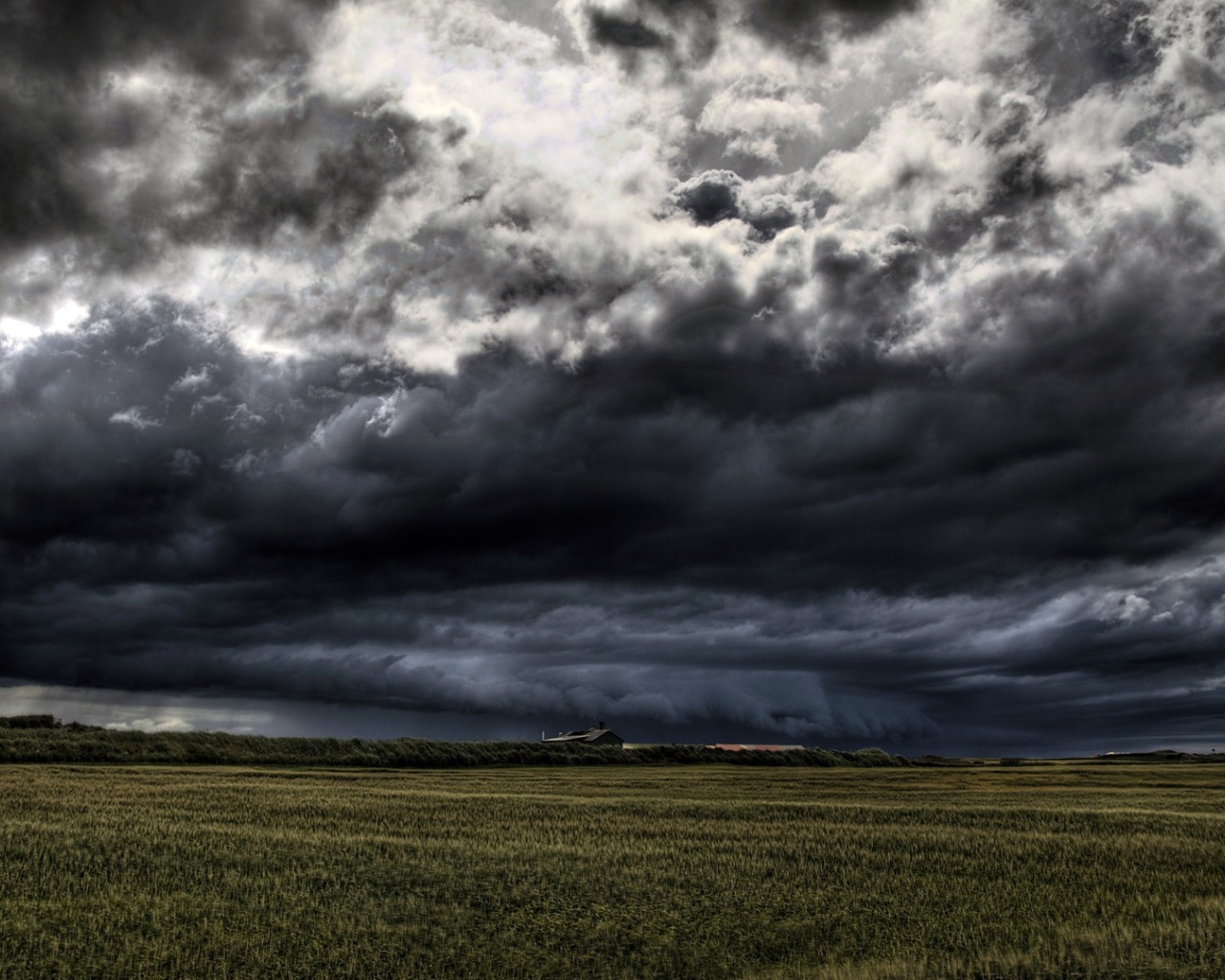 Мощный грозовой вал над фермой