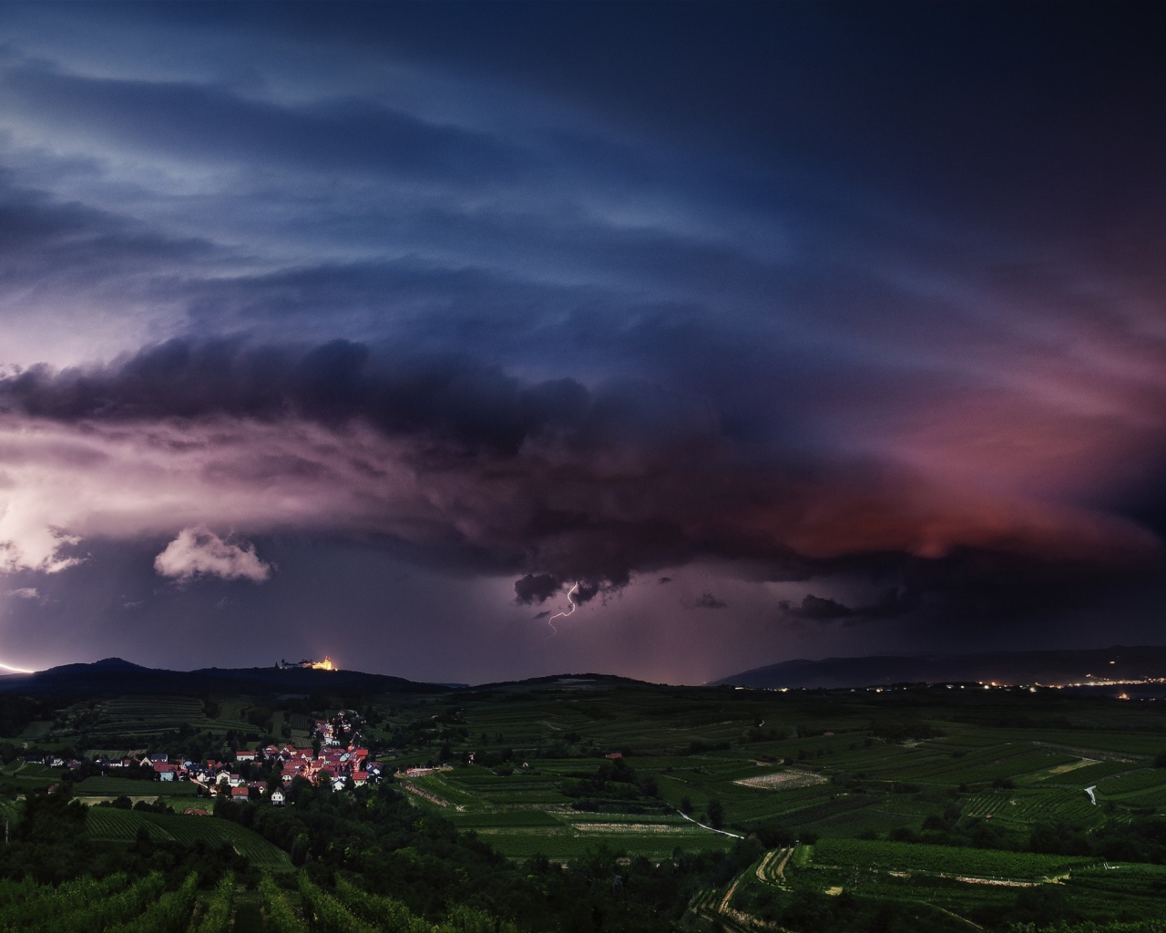 Фиолетовое облако супер шторма