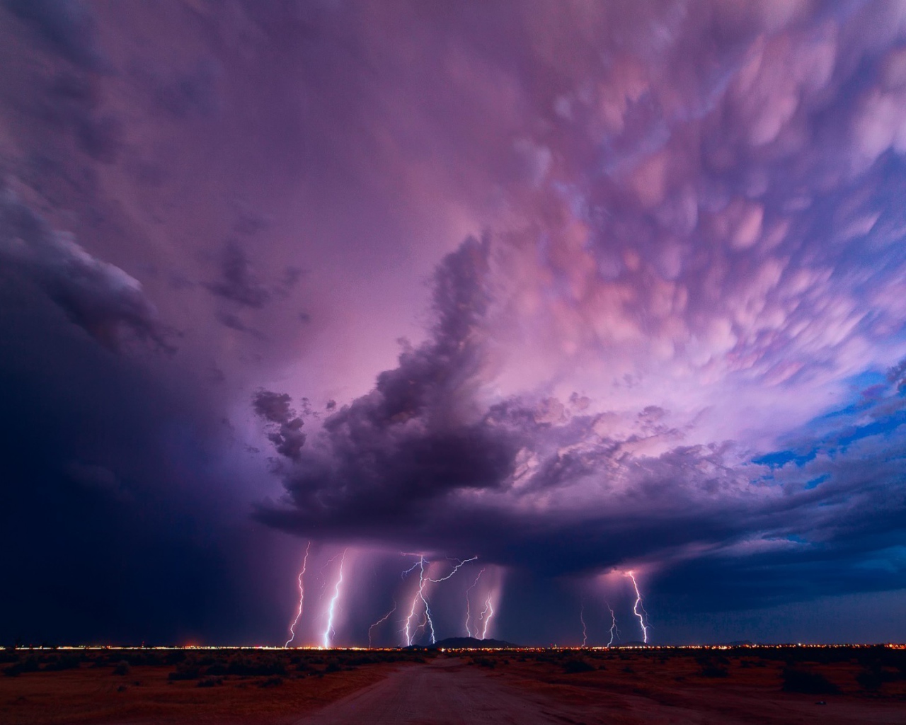 Молнии из сиреневого грозового облака