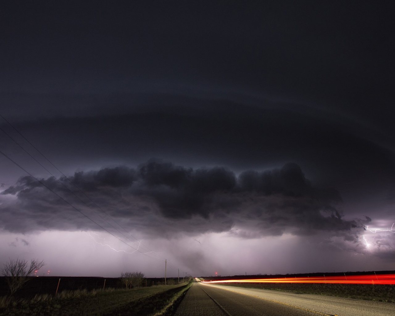 Круглое черное грозовое облако