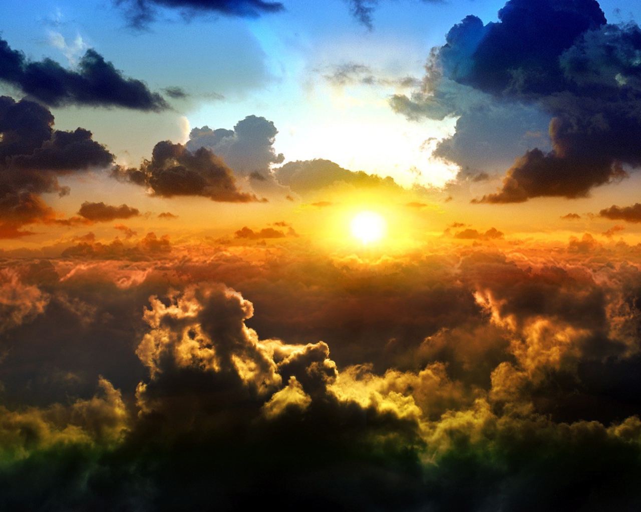 Солнце среди темных облаков над землей