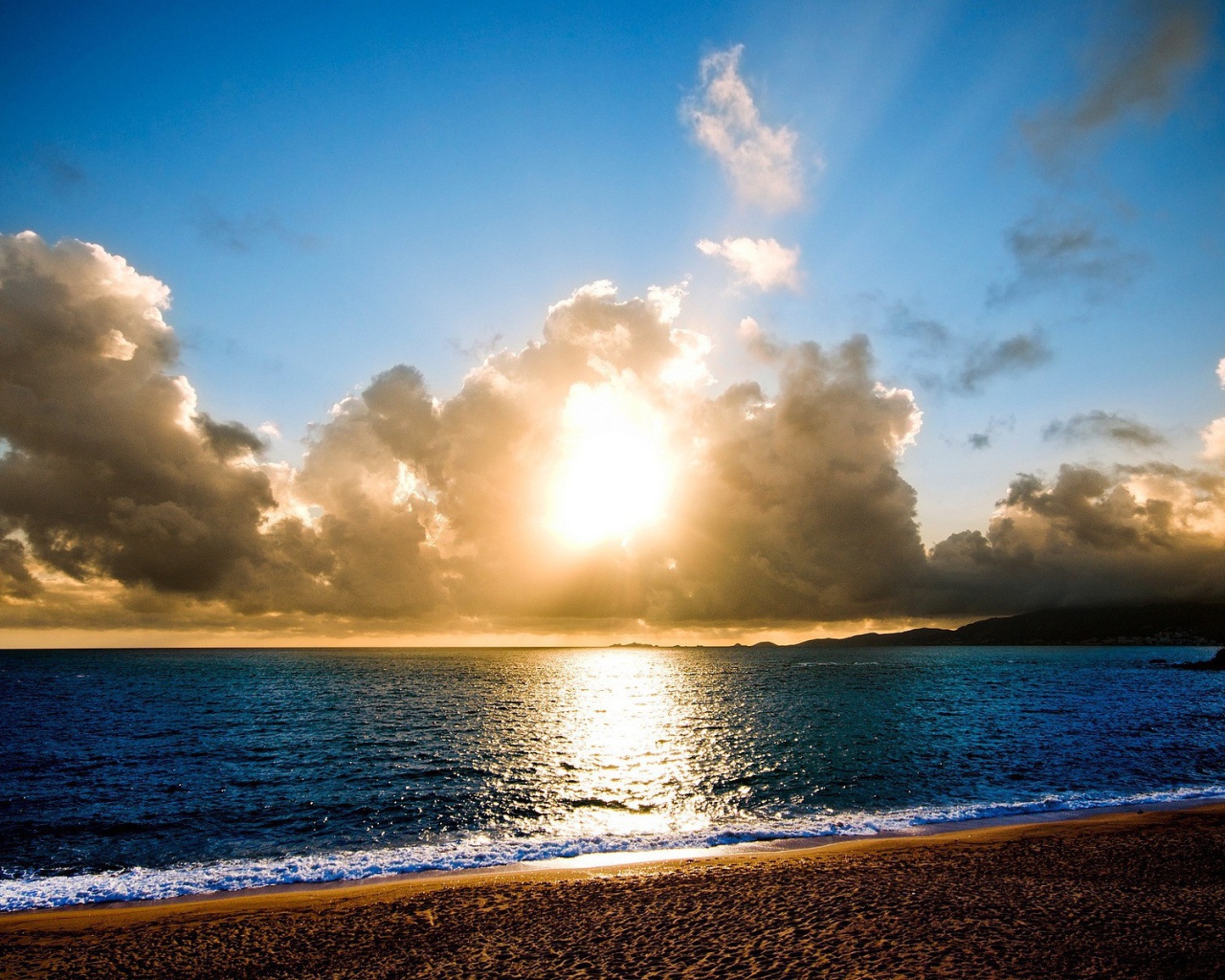 Солнце в пушистых облаках