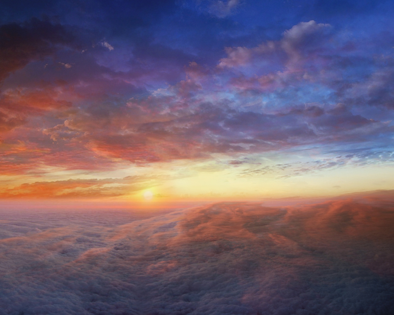 Закат над густыми облаками