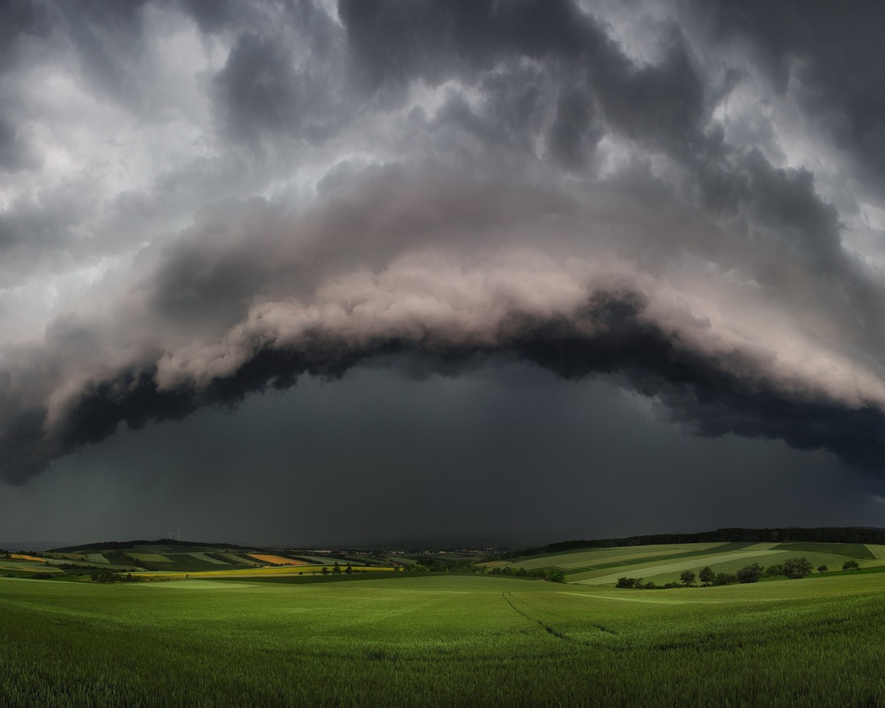 Черное облако супер шторма