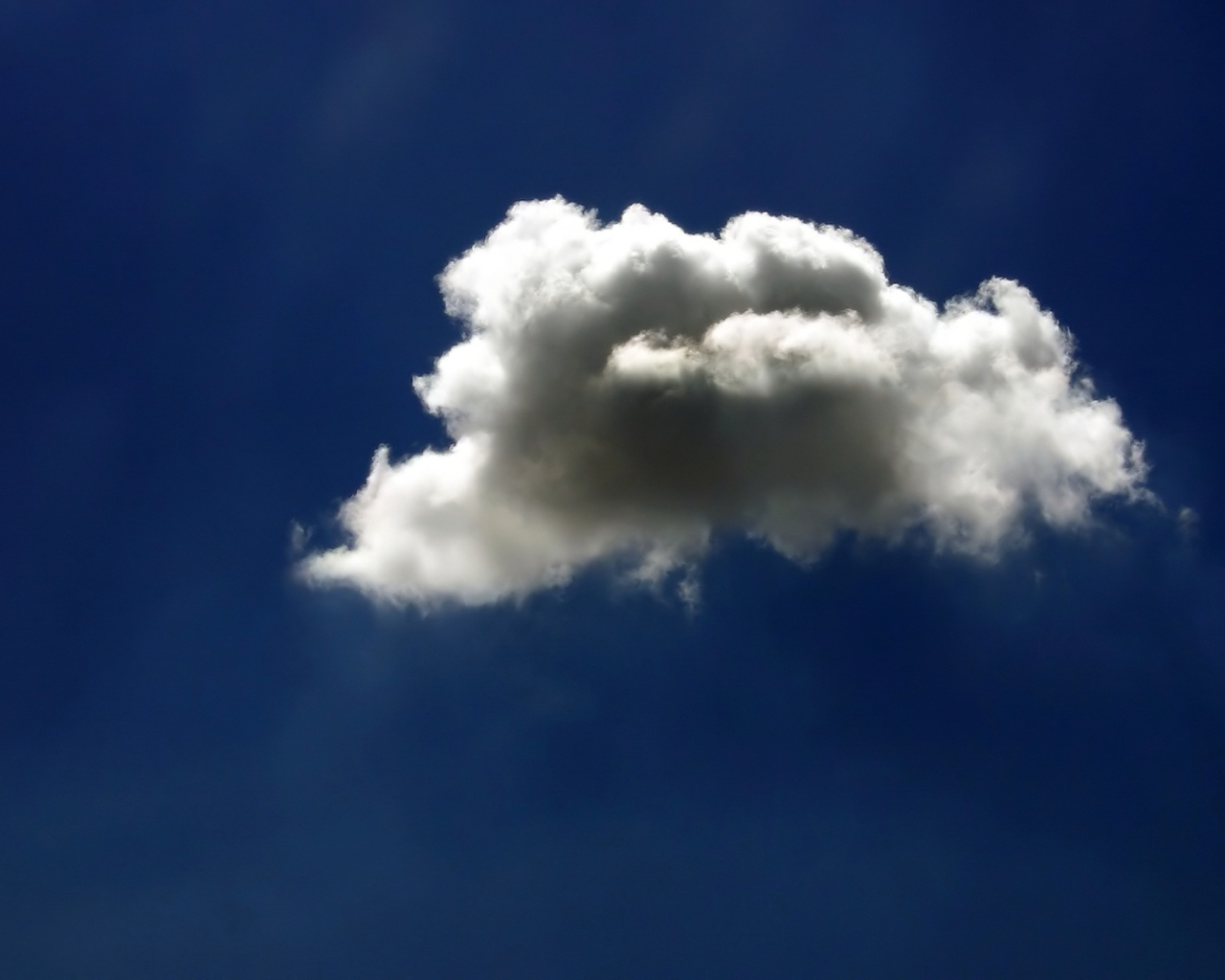 Маленькое облако в лучах солнца