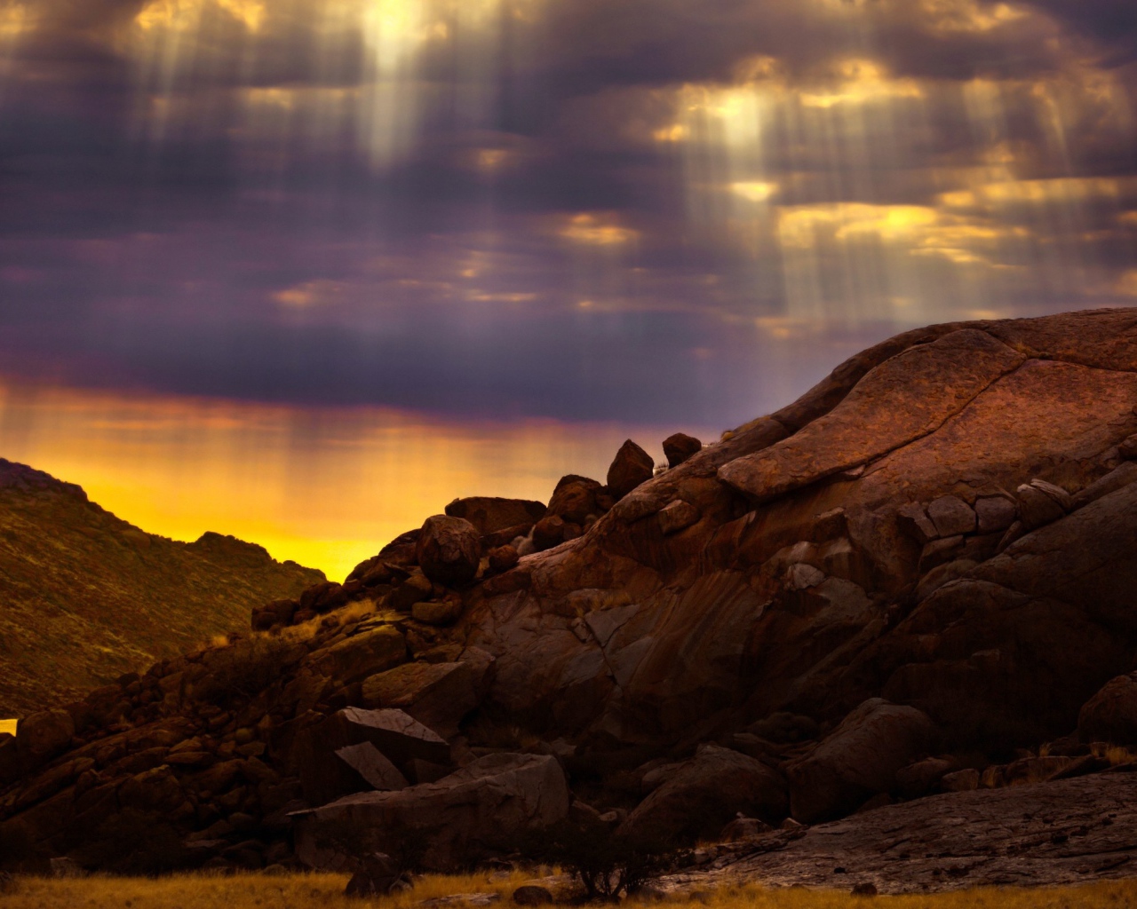 Вертикальные лучи солнца сквозь разрывы в облаках