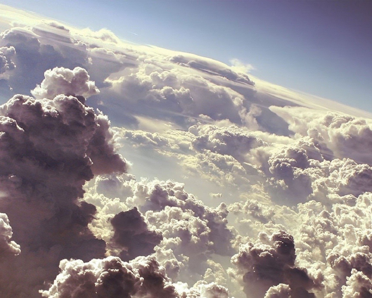 Густые облака над землей