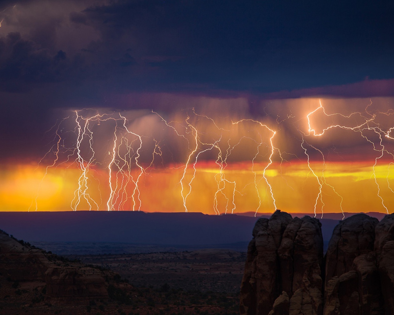 Гроза и молнии после заката