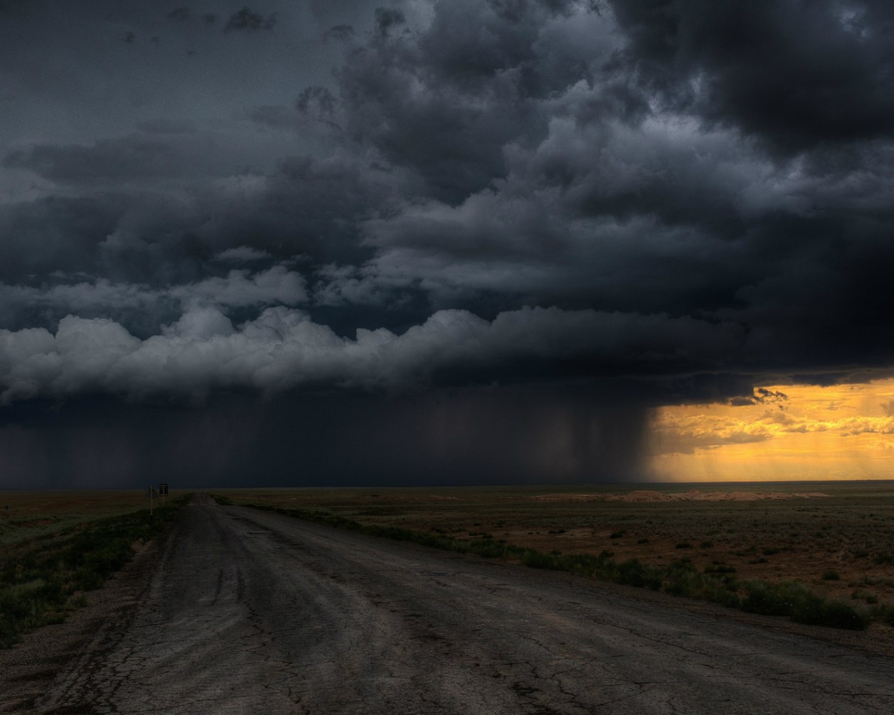 Грозовая туча над фермерским полем