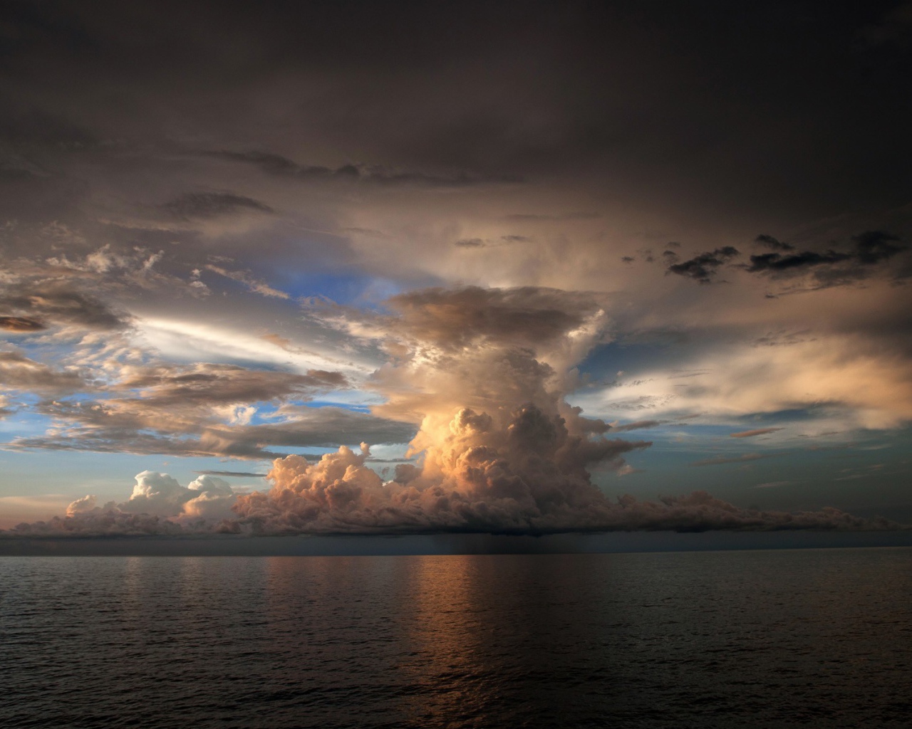 Над морем формируется торнадо